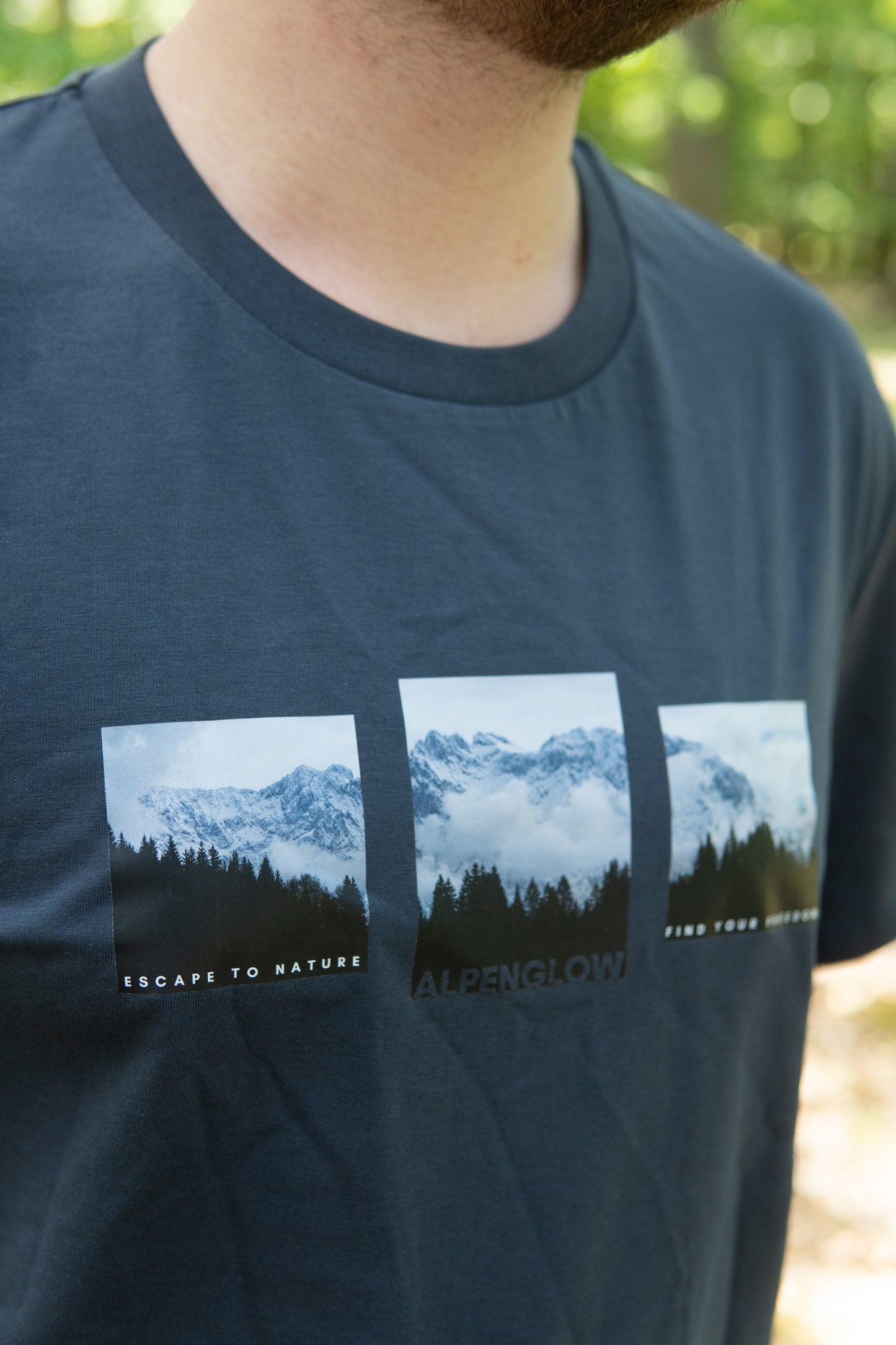 "Bergcollage" - Alpenglow T-Shirt mit Visual Print