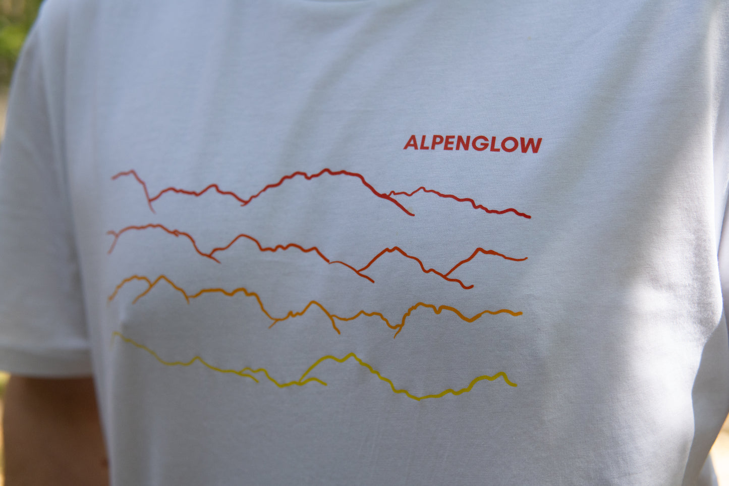 "Berglinien" - Alpenglow T-Shirt mit Visual Print