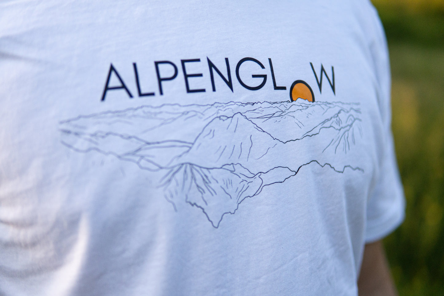 "Sonnenuntergang" - Alpenglow T-Shirt mit Visual Print