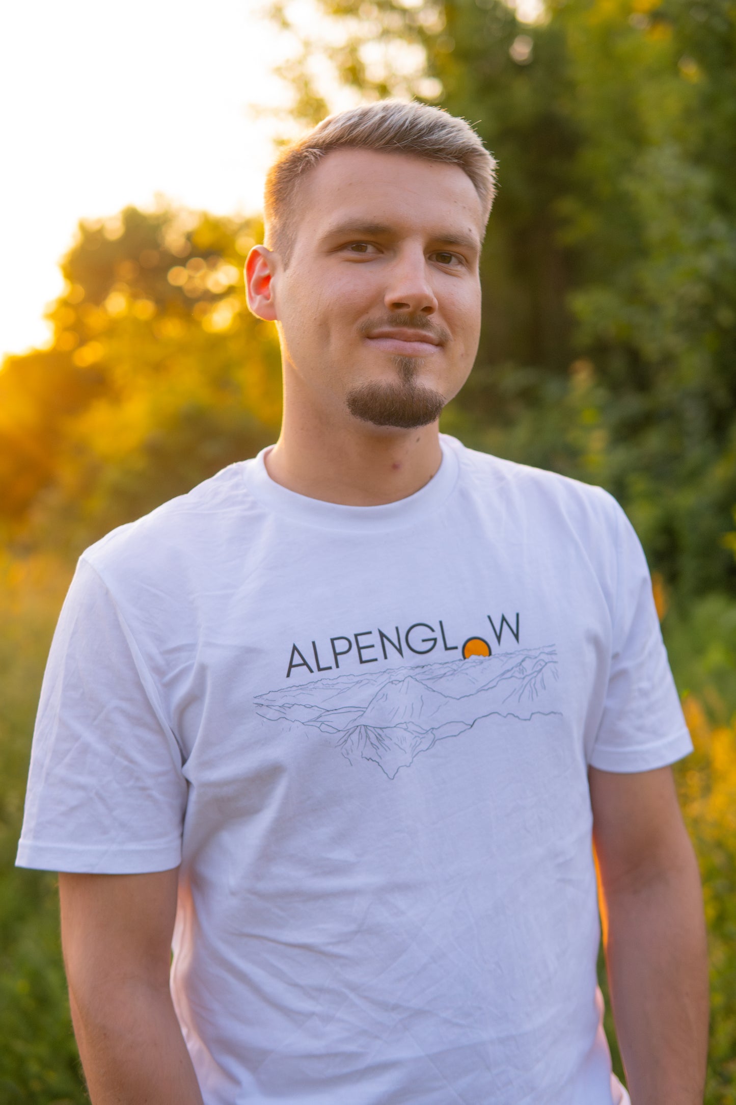 "Sonnenuntergang" - Alpenglow T-Shirt mit Visual Print