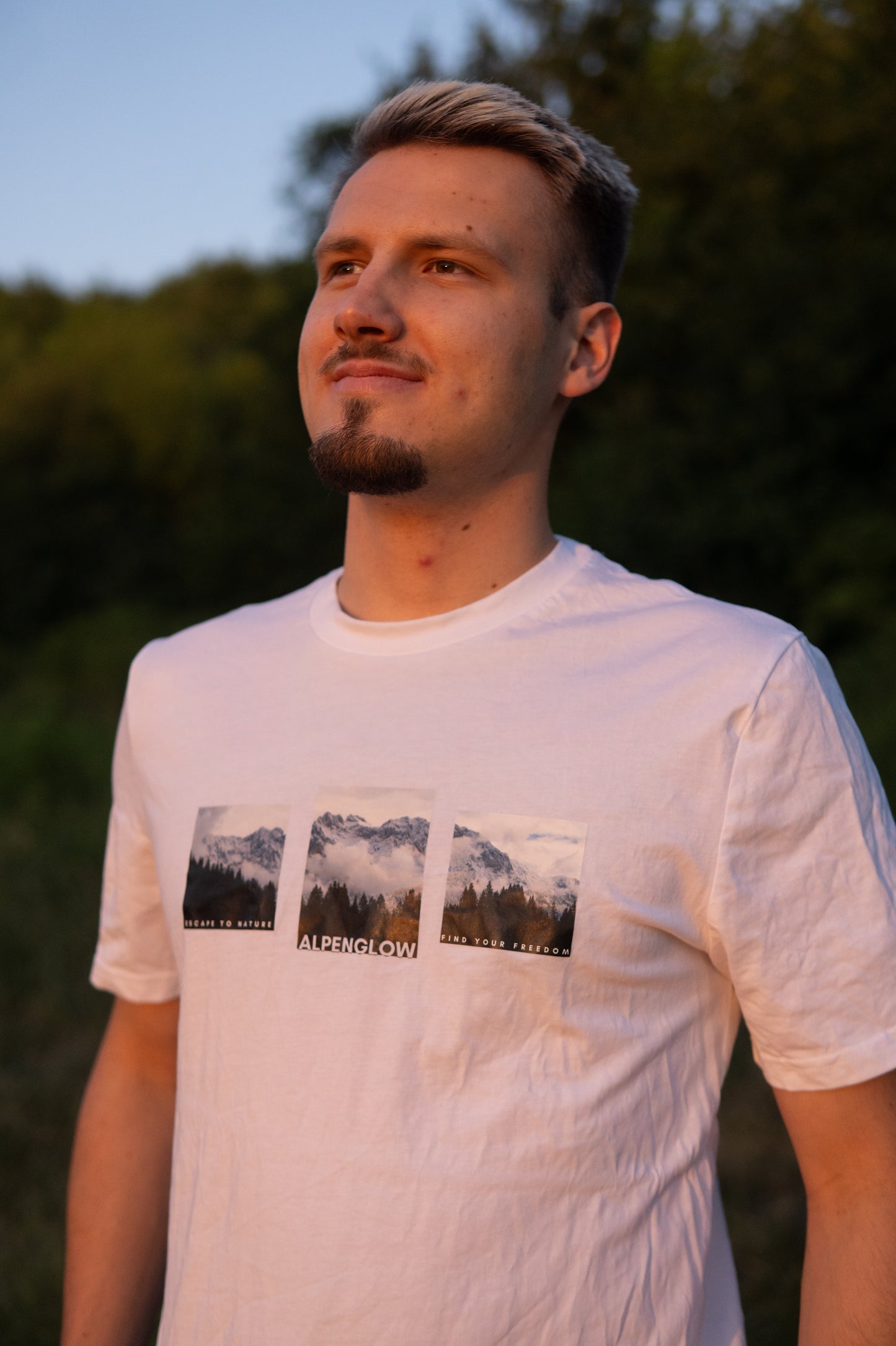 "Bergcollage" - Alpenglow T-Shirt mit Visual Print