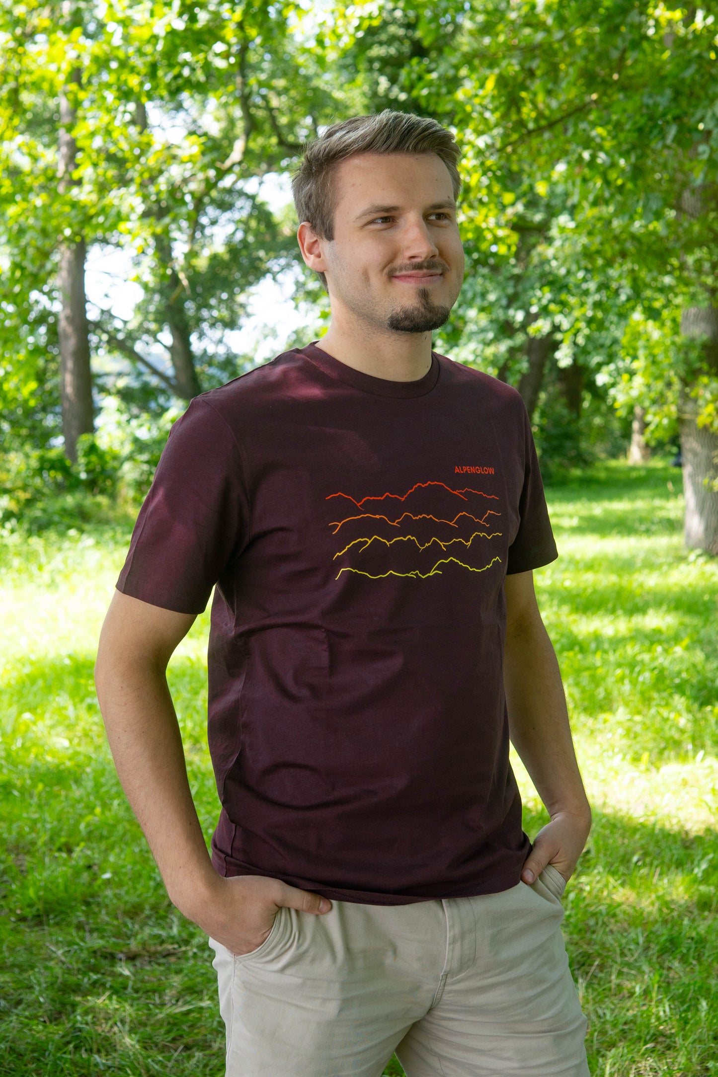 "Berglinien" - Alpenglow T-Shirt mit Visual Print