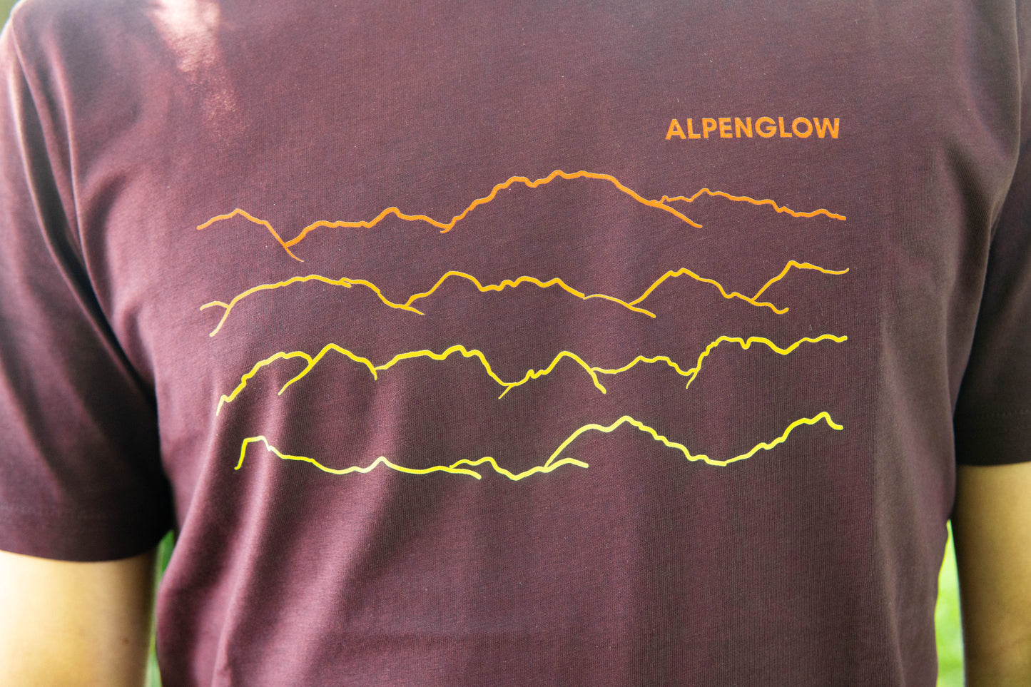 "Berglinien" - Alpenglow T-Shirt mit Visual Print