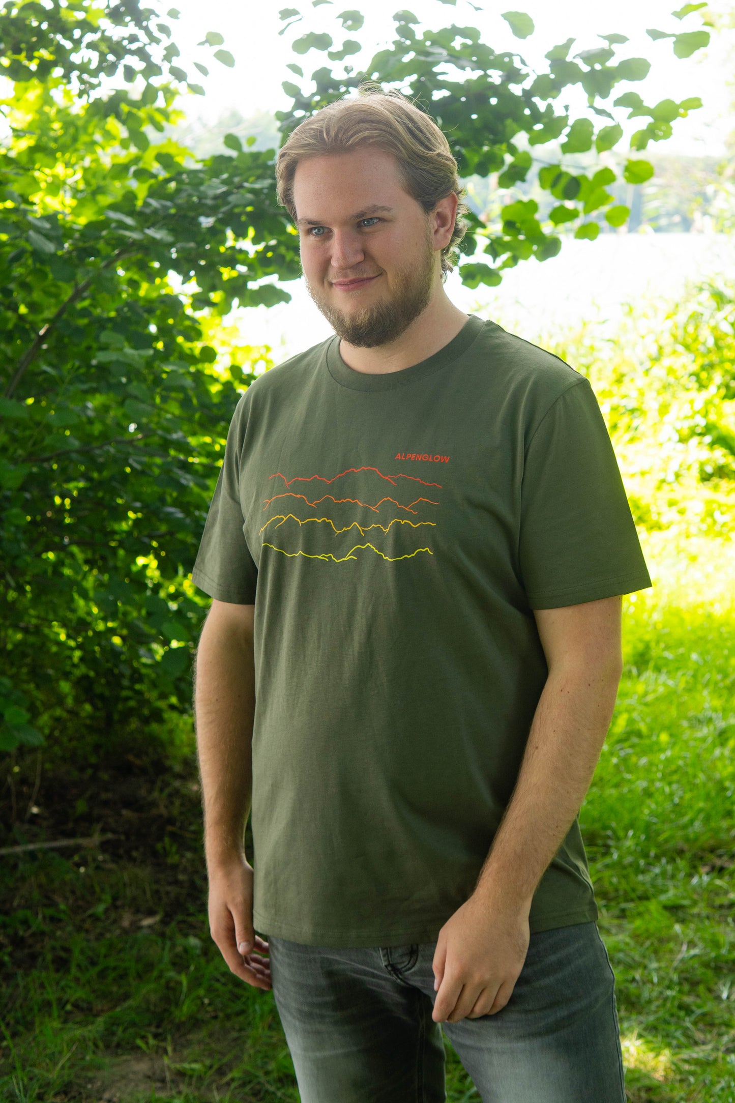 "Berglinien" - Alpenglow T-Shirt mit Visual Print